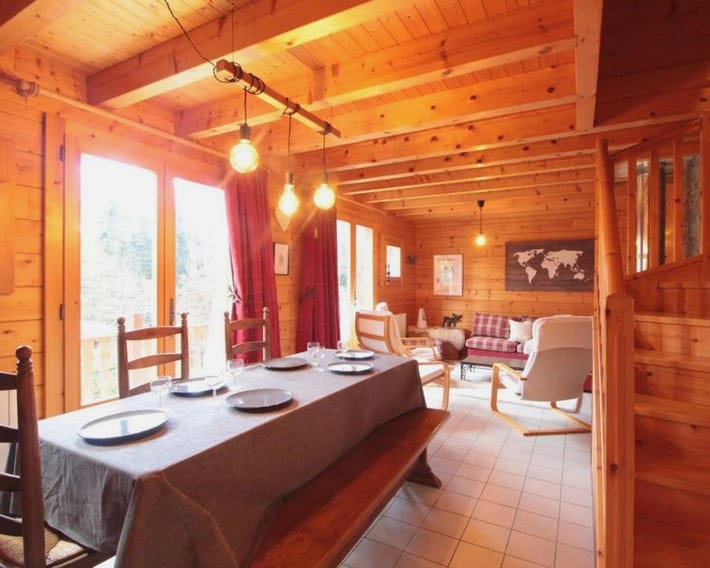Chalet équipé avec poêle et garage, proche centre et remontées mécaniques
