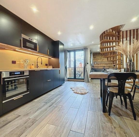 Modern 2BR Apt with Mountain Views & Private Parking