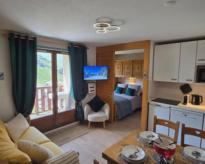 Val Thorens, Ski-in Ski-out 1 bedroom Apt for 4 with Fiber, South-facing & Mountain Views