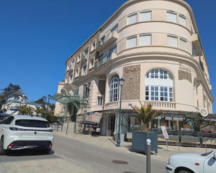 Posé sur la plage plein centre ville