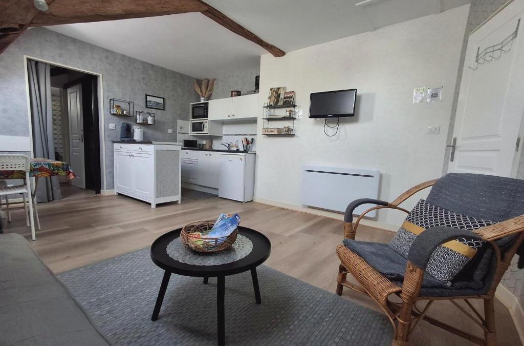 Gîte 4 Pers, Jacuzzi Privatif & Piscine & Lit Cabane