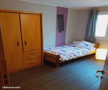 Chambre 2 avec un lit simple