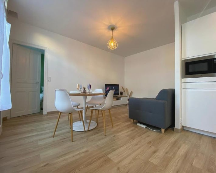 Appartement luxueux rénové avec balcon & garage