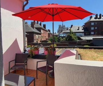 Terrasse vue cathédrale et beffroi hyper centre