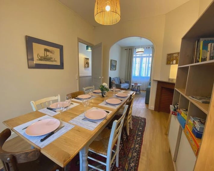Maison de Charme - 4 Chambres - Courette & Parking Gratuit