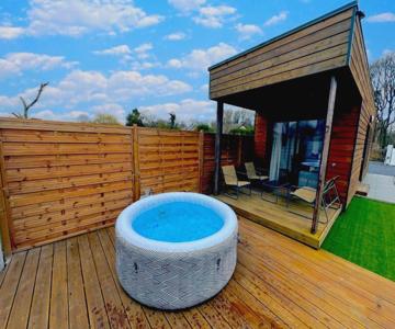 Conteneur Design Avec Jacuzzi - Bord de Forêt