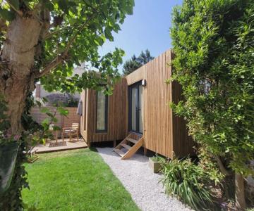"La cabane du sentier", tiny house sur pilotis avec petit jardin, proche de la mer et du site nature