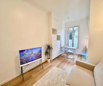 APT White Pearl - Metro Paris