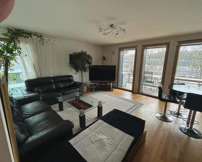 Spacious flat ideal for working or events