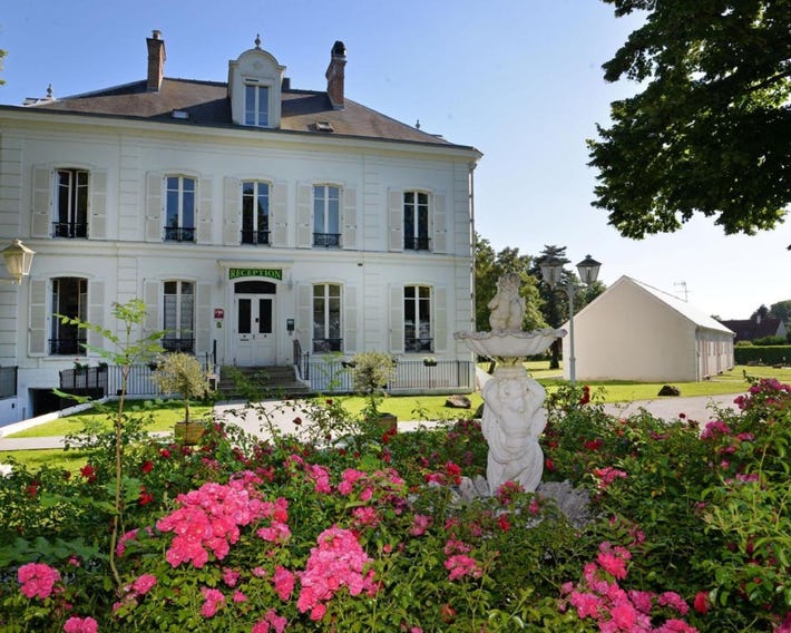 Logis - Hostellerie Le Chatel Nangis