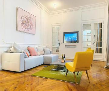 Spacious 2 bedroom apartment Champs Elysees and Golden Triangle