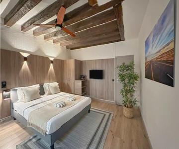 Elegant Studio Steps Away From Iconic Landmarks