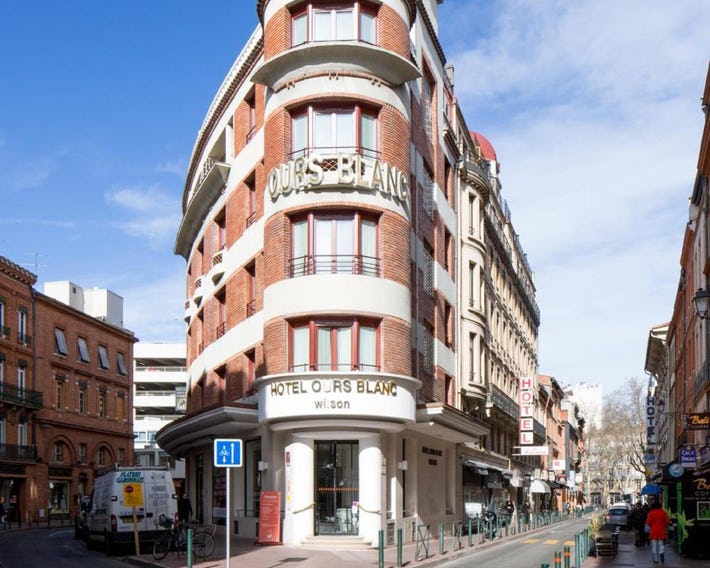 Ours Blanc Place Wilson