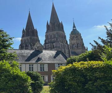 Au Pied De La Cathédrale