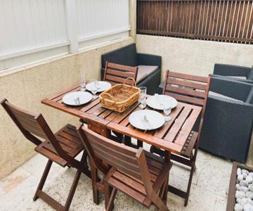 Cosy Town house with its beautiful terrace