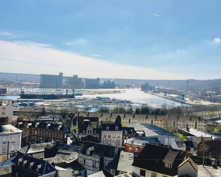 Rouen : Vue panoramique sur la seine avec parking