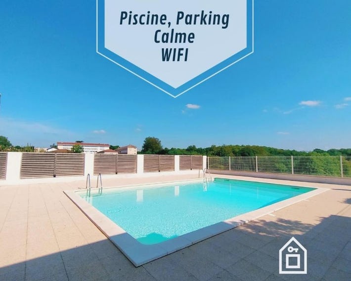 La Baignade de Montaigu, piscine et garage couvert