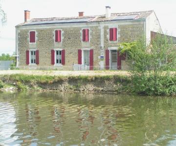 Au Bord De Sèvre