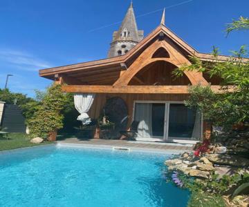 Chalet Atypique avec Piscine Chauffée