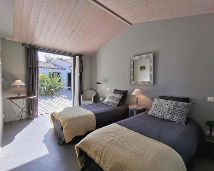 Derrière la plage : suite, patio et pergola