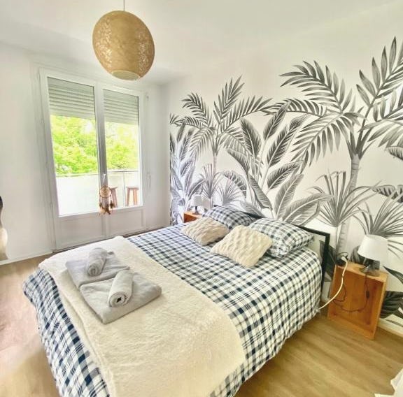Superbe appartement au calme avec parking gratuit.