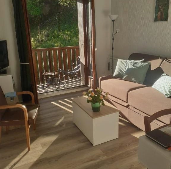 Petit nid douillet , T1 traversant , séjour , balcon ,cuisine indépendante, loggia , au calme, proch