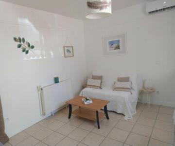 Studio neuf climatisé proche d'Agde