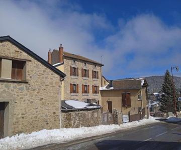 90 m2, 3 chambres, coeur de village, 10 mns des pistes, navette gratuite