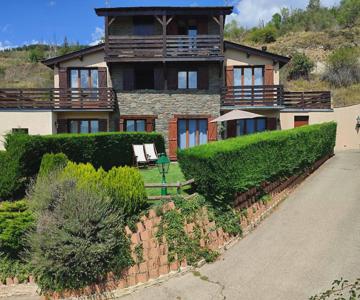 Casa Con Gran Jardín Junto A Llivia