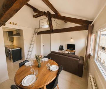 Appartement T3 vue place Vival - Coeur de Figeac médiéval - Parking