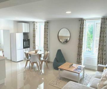 Cocoon 52 M2 New, Beautiful View Castle And Mountain