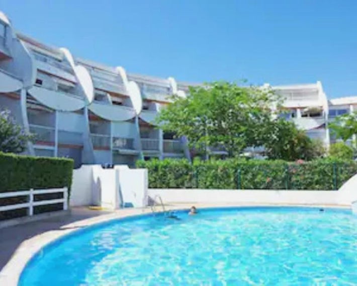 Studio cabine moderne design avec vu sur jardin , piscine