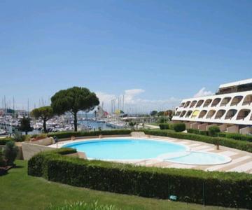 Studio avec loggia entre port, plage et piscine