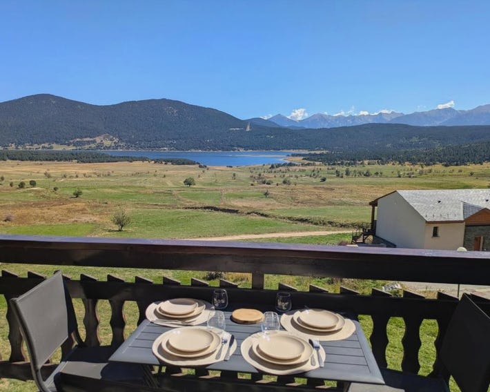 Appartement 2 chambres avec balcon, vue lac, parking et garage