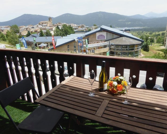 Terrasse ensoleillée au centre de toutes activités
