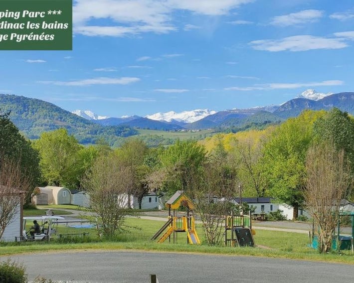 Camping Parc d'Audinac les Bains 3 étoiles - Piscine chauffée - Vue montagne