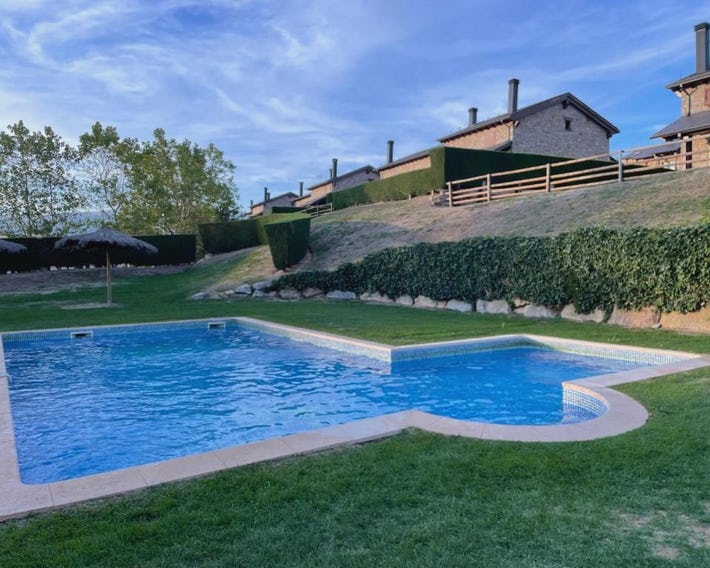 Apartamento renovado con jardín privado, piscina, parking ,wifi ideal familias