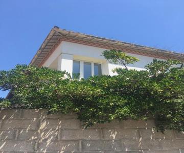 Dans une maison, appartement indépendant et jardin