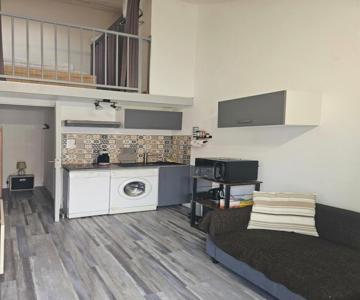 Maisonnette au bord du lac marin