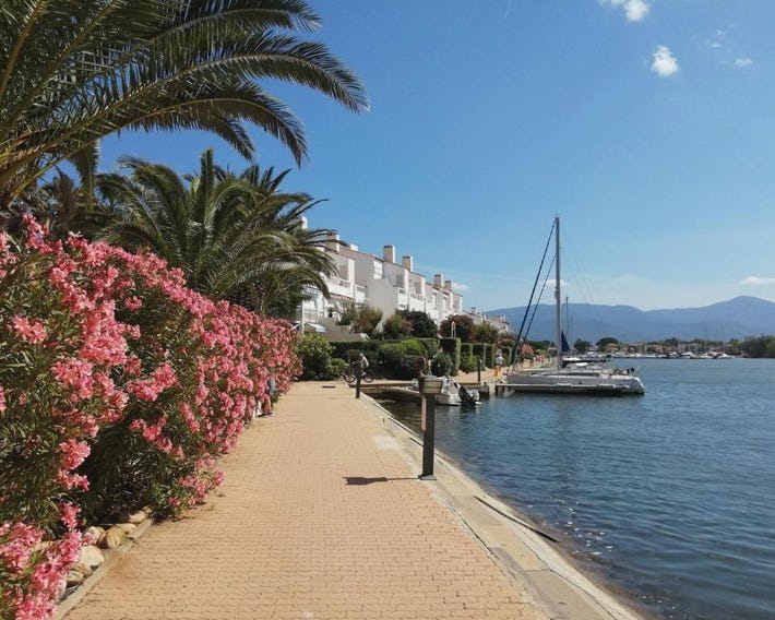 VUE LAGUNE ET BATEAUX A 100M DE LA PLAGE