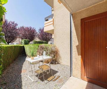 Appartement T2 avec jardinet, parking et casier à skis, quartier thermal, proche télécabine, 2 étoil