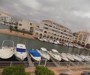 Marina et plage à vos pieds