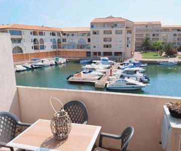 Studio cabine terrasse vue marina, clim, parking, plage à pied