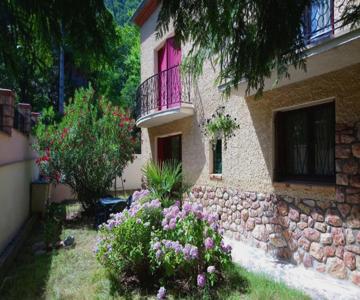 Appartement 48 m2 avec jardin au rdc dans villa à 5 min à pied des Thermes de Vernet-les-Bains, loca
