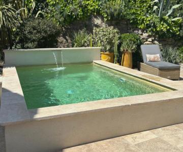 Logement cosy avec piscine ,parking et jardin