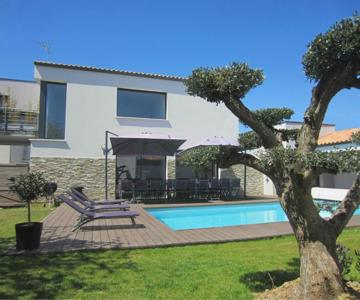 Villa piscine chauffée et spa en options