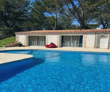 Jolie maison avec vue sur piscine