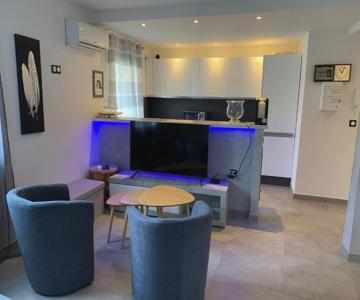 Grand Studio Très Agréable Avec Bar, Cuisine Et Terrasse