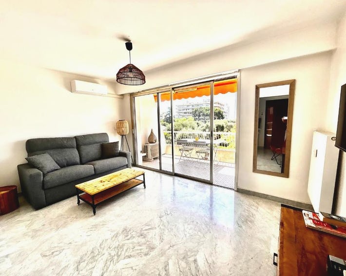 Superbe studio, 200 m de la mer, climatisé avec terrasse et parking privé
