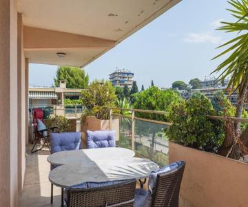 Flat with swimming pool close to the sea